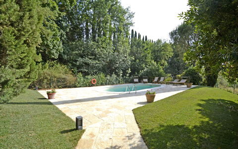 Villa Del Castagno: Propiedad, Piscina, Hierba, Jardín, Casa, Inmuebles, Árbol, Césped, Yarda, Bienes Raíces