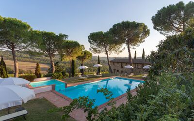 Fattoria Della Pesa: Agua, Planta, Cielo, Propiedad, Edificio, Piscina, Árbol, Sombra, Arecales, Vegetación