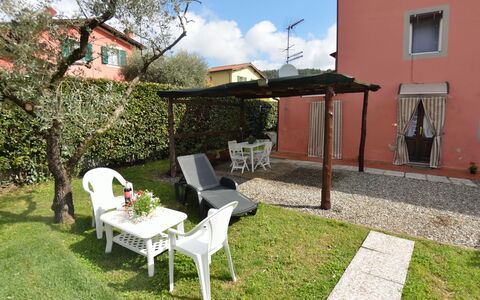 Casa Daniel: Propiedad, Casa, Cabaña, Edificio, Yarda, Patio Interior, Bienes Raíces, Árbol, Hierba, Jardín