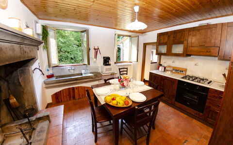 Il Molino: Mesa, Mueble, Gabinetes, Mostrador, Ventana, Sofá, Madera, Edificio, Cocina, Sala