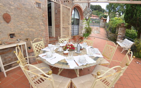 Borgo Bucatra Buonvento: Propiedad, Mesa, Edificio, Habitación, Mueble, Casa, Bienes Raíces, Restaurante, Diseño De Interiores, Villa