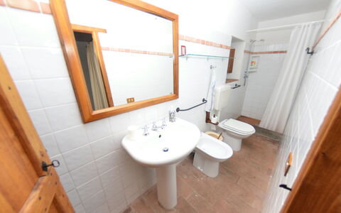 Vignoli: Baño, Propiedad, Habitación, Baño, Casa, Suelo, Arreglo De Tubería, Edificio, Diseño De Interiores, Arquitectura