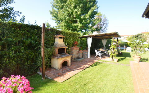 La Capannella: Propiedad, Casa, Yarda, Patio Interior, Cabaña, Jardín, Bienes Raíces, Edificio, Hierba, Árbol