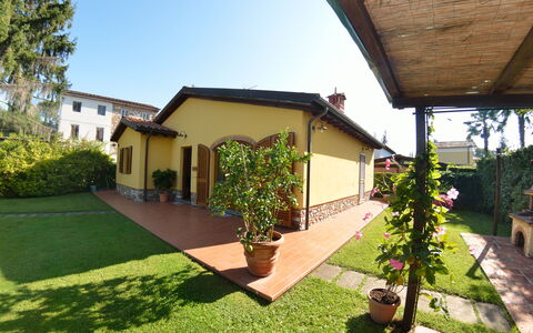 La Capannella: Propiedad, Casa, Casa, Edificio, Bienes Raíces, Barrio Residencial, Yarda, Cabaña, Inmuebles, El Terreno Del Lote