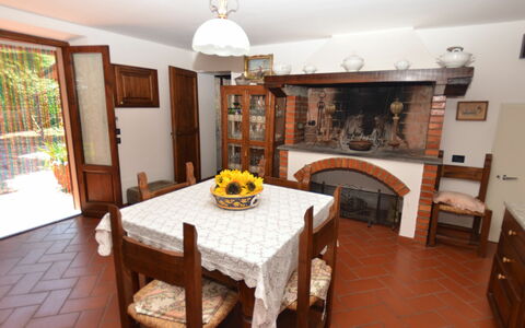 Petra: Habitación, Propiedad, Mueble, Edificio, Diseño De Interiores, Comedor, Suelo, Mesa, Bienes Raíces, Casa