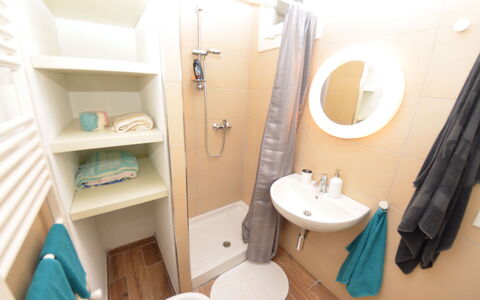 Podere San Martino: Baño, Habitación, Propiedad, Casa, Mueble, Bienes Raíces, Arquitectura, Diseño De Interiores, Edificio, Arreglo De Tubería