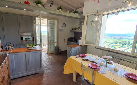 Podere San Martino: Gabinetes, Mesa, Propiedad, Mueble, Ventana, Mostrador, Madera, Cocina, Diseño De Interiores, Aparato De Cocina