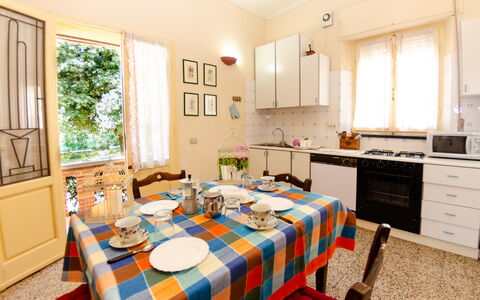 Villa Elisa: Propiedad, Habitación, Mueble, Edificio, Diseño De Interiores, Casa, Cocina, Mesa, Casa, Bienes Raíces