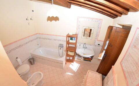 Al Vecchio Pozzo: Propiedad, Habitación, Baño, Diseño De Interiores, Casa, Suelo, Edificio, Arquitectura, Bienes Raíces, Bañera