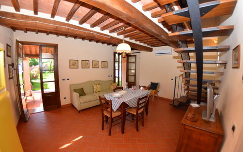 Al Vecchio Pozzo: Propiedad, Habitación, Edificio, Techo, Casa, Bienes Raíces, Diseño De Interiores, Haz, Mueble, Comedor