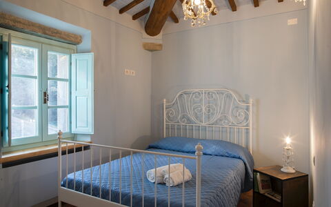 Villa Mezzavia: Habitación, Cama, Habitación, Mueble, Propiedad, Marco De La Cama, Techo, Sábana, Suelo, Pared