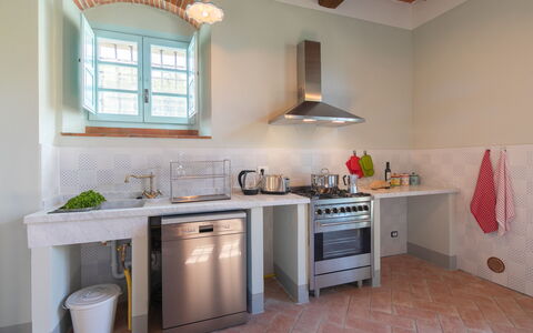 Villa Mezzavia: Habitación, Propiedad, Mueble, Cocina, Diseño De Interiores, Edificio, Suelo, Gabinetes, Mostrador, Casa