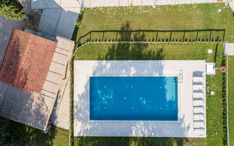 Villa Mezzavia: Verde, Azul, Hierba, Arquitectura, Árbol, Rectángulo, Línea, Reflexión, Paisaje, Complejo Deportivo