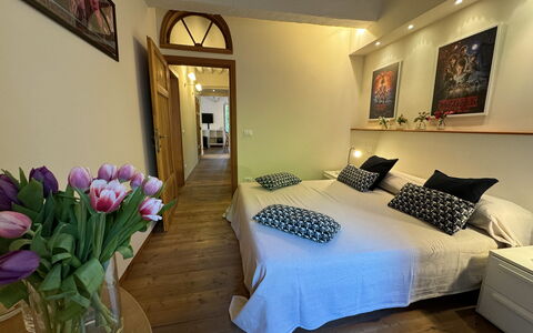 Alle Mura: Diseño De Interiores, Mueble, Suelo, Piso, Habitación, Cama, Pared, Madera, Techo, Habitación