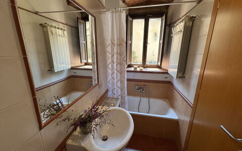 Casina Bella Di Lucca: Lavabo Del Baño, Arreglo De Tubería, Lavabo, Baño, Piso, Suelo, Grifo, Diseño De Interiores, Plomería, Espejo