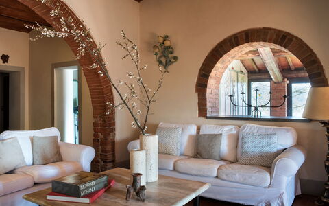 Villa Felciai: Mesa, Mueble, Edificio, Propiedad, Sofá, Madera, Comodidad, Diseño De Interiores, Suelo, Sala