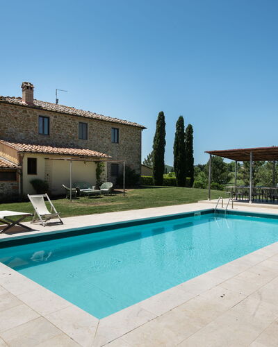 Villa Felciai: Agua, Cielo, Planta, Propiedad, Edificio, Piscina, Árbol, Hierba, Sombra, Rectángulo