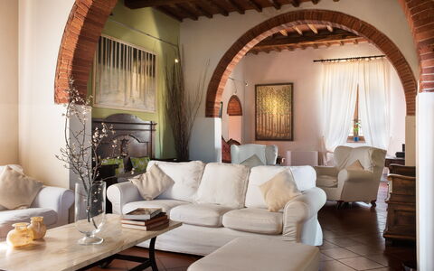 Villa Fabbri: Mesa, Mueble, Propiedad, Marco, Sofá, Edificio, Comodidad, Diseño De Interiores, Sala, Madera