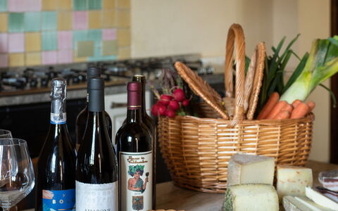 Villa Fabbri: Comida, Mesa, Vajilla, Botella, Plato, Vajilla, Vino, Ingrediente, Barware