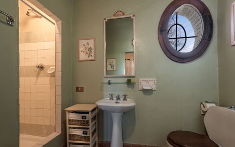 Terrazza e Libreria: Espejo, Lavabo, Propiedad, Arreglo De Tubería, Grifo, Lavabo Del Baño, Baño, Púrpura, Diseño De Interiores