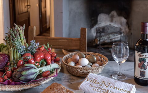 Terrazza e Libreria: Comida, Vajilla, Mesa, Plato, Vajilla, Botella, Ingrediente, Stemware, Utensilios Para Servir, Manteles