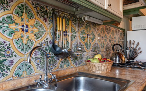 Terrazza e Libreria: Fregadero, Lavabo, Grifo, Propiedad, Mostrador, Arreglo De Tubería, Madera, Diseño De Interiores, Arquitectura, Cocina