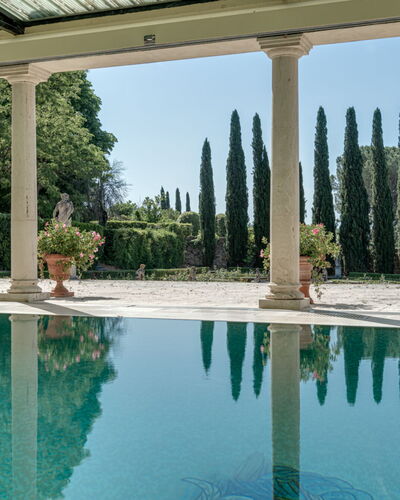 Terrazza e Libreria: Agua, Planta, Cielo, Edificio, Piscina, Árbol, Ocio, Bienes Raíces, Material Compuesto, Paisaje