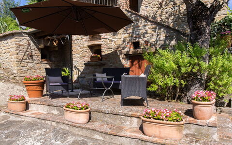 Villa i Cocciai: Patio Interior, Maceta, Patio, Yarda, Paraguas, Planta, Árbol, Paisaje, Casa, Paisajismo