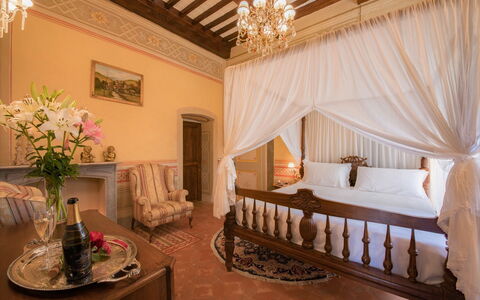 Villa Ivana - Cortona: Habitación, Propiedad, Mueble, Habitación, Diseño De Interiores, Suite, Edificio, Cama, Techo, Cortina