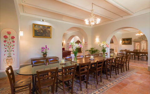 Villa Ivana - Cortona: Habitación, Propiedad, Edificio, Diseño De Interiores, Techo, Comedor, Mueble, Bienes Raíces, Mesa, Restaurante