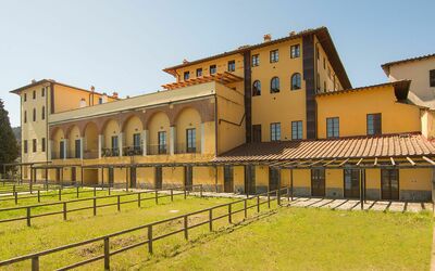 Luxury Residence La Poggerina: Edificio, Propiedad, Arquitectura, Amarillo, Casa, Inmuebles, Casa, Bienes Raíces, Hacienda, Villa