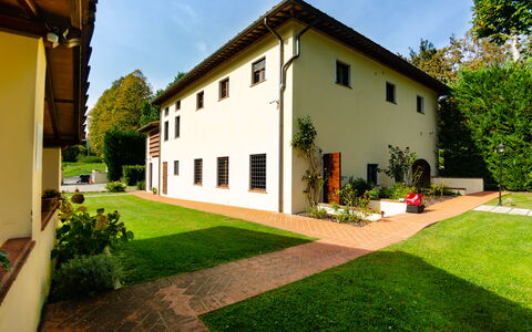 Casale 180: Propiedad, Casa, Casa, Edificio, Bienes Raíces, Inmuebles, Arquitectura, Hierba, Barrio Residencial, Fachada