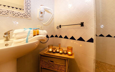 Casale 180: Baño, Habitación, Propiedad, Lavabo Del Baño, Diseño De Interiores, Grifo, Loseta, Arreglo De Tubería, Accesorio De Baño, Suite