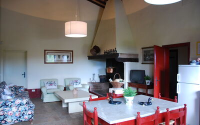 Casa Guardia: Propiedad, Mueble, Gabinetes, Mesa, Sofá, Diseño De Interiores, Encendiendo, Electrodoméstico, Sala, Suelo
