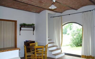 Fienile Arancione - Pero: Edificio, Planta, Mueble, Propiedad, Sombra, Madera, Ventana, Diseño De Interiores, Suelo, Sala