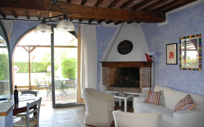 Fienile Arancione - Susino: Propiedad, Mueble, Mesa, Silla, Planta, Diseño De Interiores, Arquitectura, Madera, Sala, Bienes Raíces