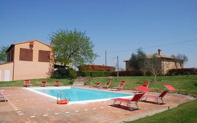 Agriturismo Vallone a Cabbiavoli: Cielo, Agua, Propiedad, Planta, Piscina, Árbol, Edificio, Sombra, Mueble Para Exteriores, Silla