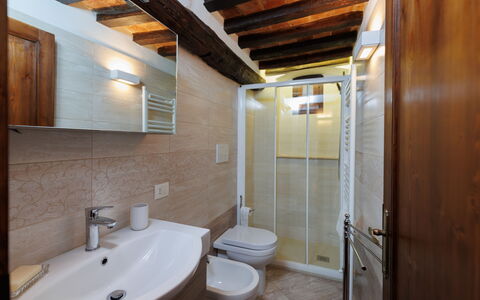 Marlene House: Espejo, Grifo, Arreglo De Tubería, Propiedad, Lavabo, Edificio, Lavabo Del Baño, Baño, Diseño De Interiores, Madera