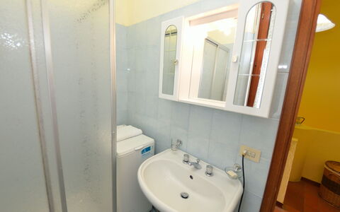 Aurora: Baño, Propiedad, Habitación, Lavabo Del Baño, Arreglo De Tubería, Lavabo, Accesorio De Baño, Casa, Bienes Raíces, Diseño De Interiores