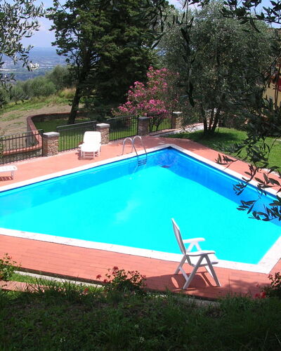 Aurora: Piscina, Propiedad, Ocio, Hierba, Casa, Bienes Raíces, Patio Interior, Rectángulo, Edificio, Yarda