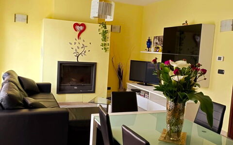 Ai Cuori: Mueble, Diseño De Interiores, Pared, Piso, Suelo, Sofá, Habitación, Sala, Techo, Encendiendo