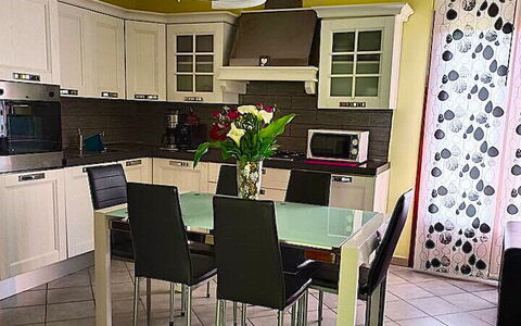 Ai Cuori: Mueble, Diseño De Interiores, Piso, Suelo, Silla, Mesa, Cocina Y Comedor Mesa, Encendiendo, Habitación, Cocina