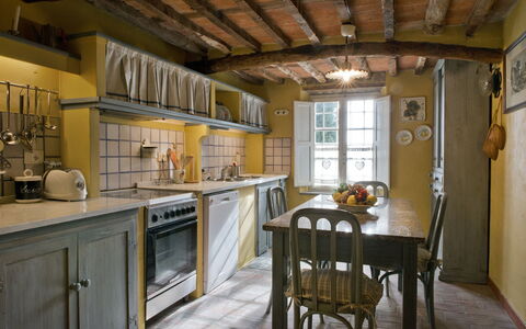 Borgo Antico Marina: Habitación, Propiedad, Mostrador, Edificio, Cocina, Mueble, Diseño De Interiores, Techo, Casa, Haz