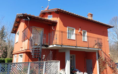 Borgo Di Zacco: Cielo, Ventana, Edificio, Madera, Árbol, Casa, Puerta, Planta, Barrio, Barrio Residencial