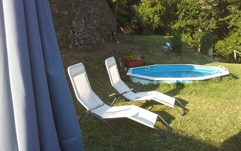 Emilia: Planta, Agua, Mueble Para Exteriores, Sombra, Piscina, Hierba, Ocio, Árbol, Rectángulo, Paisaje