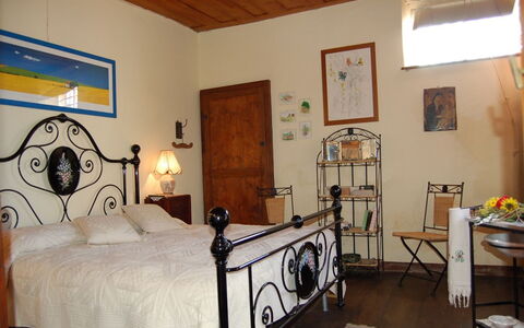 Emilia: Habitación, Habitación, Cama, Mueble, Propiedad, Marco De La Cama, Sábana, Edificio, Diseño De Interiores, Pared