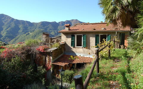 Emilia: Propiedad, Casa, Pueblo De Montaña, Casa, Edificio, Área Rural, Pueblo, Bienes Raíces, Hill Station, Techo