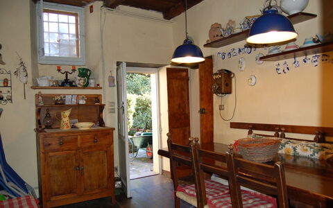 Emilia: Habitación, Propiedad, Mueble, Edificio, Casa, Suelo, Diseño De Interiores, Techo, Madera Dura, Casa