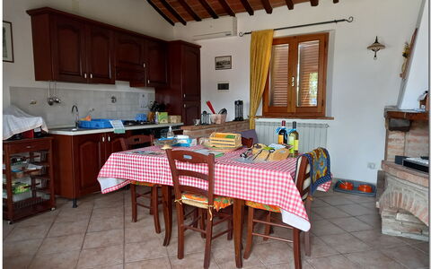 Villetta Di Cortona: Mesa, Gabinetes, Madera, Diseño De Interiores, Edificio, Silla, Suelo, Rectángulo, Ventana, Piso