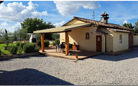 Villetta Di Cortona: Nube, Cielo, Planta, Edificio, Propiedad, Ventana, Puerta, Árbol, Casa, Superficie De La Carretera